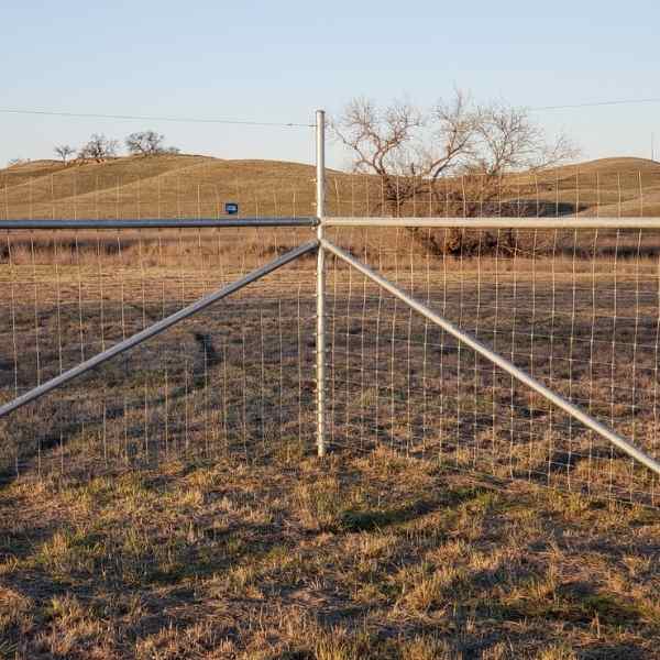 Corner fence brace installed using a corner brace kit from Bullet Fence Systems. Whether you are looking to build a corner H, corner N, or double corner brace, Bullet Fence has the no-weld pipe fence connectors for you.