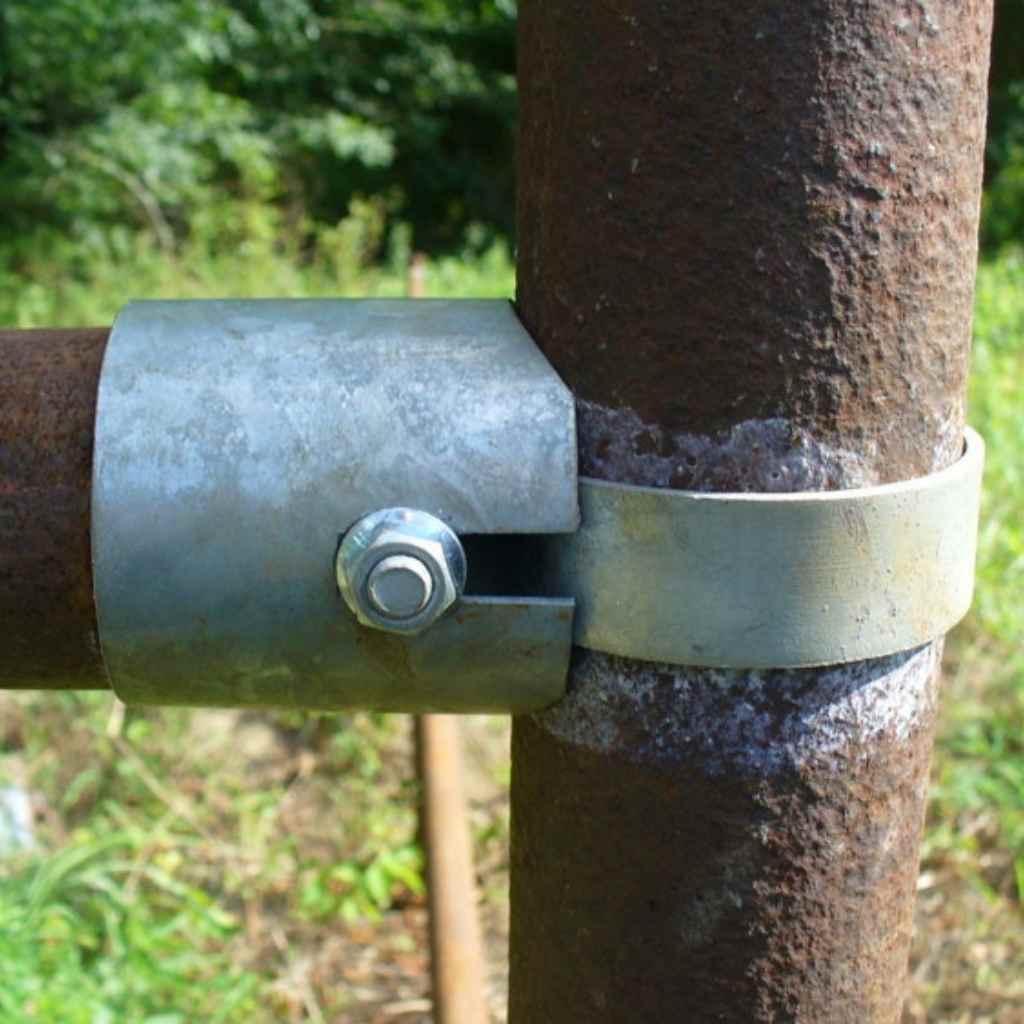Close up of one side of the Bullet Fence System&#39;s H brace installed. Band and Fence Bullet sleeve fit snuggly to pipe whether it be used oil field pipe or steel pipe to create the ultimate strong and secure H fence brace.