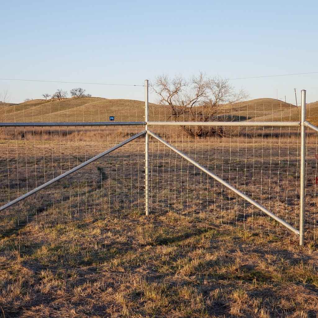 Wondering what a Fence Bullet kit looks like with wire? Look no further for the ultimate fence brace kit. This customer&#39;s project shows the versatile uses for Bullet Fence Systems utilizing wire with a corner H and corner n brace kit. 